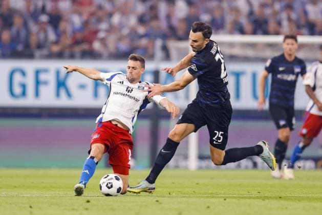 Hamburg, 10. August 2024 - Fußball, 2. Bundesliga 2024 25, Hamburger SV - Hertha BSC: Jonas Meffert (Hamburger SV, 23), Haris Tabakovic (Hertha BSC, 25) DFL REGULATIONS PROHIBIT ANY USE OF PHOTOGRAPHS AS IMAGE SEQUENCES AND OR QUASI-VIDEO.
