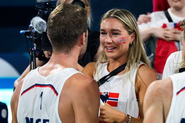 240810 Anders Mol of Norway with girlfriend Karoline Olsen after the men s bronze medal Beach volleyball, Beachvolleyball match between Qatar and Norway during day 15 of the Paris 2024 Olympic Games, Olympische Spiele, Olympia, OS on August 10, 2024 in Paris. Photo: Ludvig Thunman BILDBYRAN kod LT LT0670 beachvolleyboll beach volleyball sandvolleyball olympic games olympics os ol olympiska spel olympiske leker paris 2024 paris-os paris-ol 15 bbeng norge qatar norway bronsmatch bronze medal game jubel Copyright: LUDVIGxTHUNMAN BB240810LT152