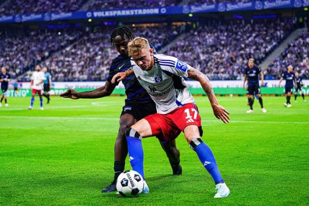 Deyovaisio Zeefuik (Hertha BSC, 42), Adam Karabec (Hamburger SV, 17) GER, Hamburger SV vs. Hertha BSC, Fussball, 2. Bundesliga, Spieltag 2, Saison 2024 2025, 10.08.2024 DFL REGULATIONS PROHIBIT ANY USE OF PHOTOGRAPHS AS IMAGE SEQUENCES AND OR QUASI-VIDEO GER, Hamburger SV vs. Hertha BSC, Fussball, 2. Bundesliga, Spieltag 2, Saison 2024 2025, 10.08.2024 Hamburg