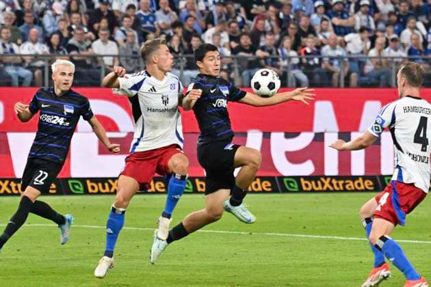 GER; 2. FBL,, Hamburger SV vs Hertha BSC 10.08.2024, Volksparkstadion, Hamburg, GER; 2. FBL, Hamburger SV vs Hertha BSC im Bild Miro Muheim ( Hamburg 28) versucht sich gegen Ibrahim Maza (Berlin 10) durchzusetzen