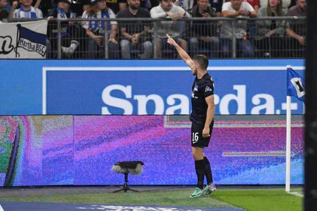 GER; 2. FBL,, Hamburger SV vs Hertha BSC 10.08.2024, Volksparkstadion, Hamburg, GER; 2. FBL, Hamburger SV vs Hertha BSC im Bild Jonjoe Kenny (Berlin 16) schiesst das Tor zum 1-1 Ausgleich fuer Berlin und jubelt