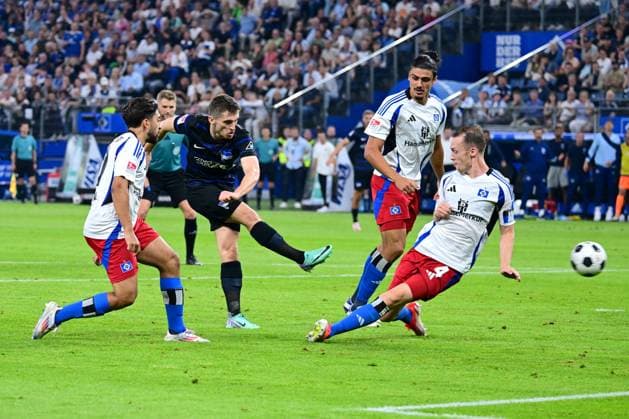 Fussball I Herren I 2. Bundesliga l Hamburger SV - Hertha BSC I 02. Spieltag I Saison 2024-2025 I HSV I 10.08.2024 I v.l. Kenny Jonjoe (Hertha BSC) macht das 1:1 gegen Schonlau Sebastian (HSV) , Sportplatz : Volksparkstadion, Stellingen Hamburg Deutschland