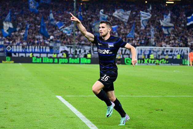Fussball I Herren I 2. Bundesliga l Hamburger SV - Hertha BSC I 02. Spieltag I Saison 2024-2025 I HSV I 10.08.2024 I Hertha BSC Torjubel zum 1:1 Torschuetze ist Kenny Jonjoe (Hertha BSC) , Sportplatz : Volksparkstadion, Stellingen Hamburg Deutschland