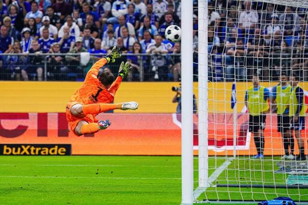 Freistoss Immanuel Pherai (Hamburger SV, 10), Tjark Ernst (Hertha BSC, 01) GER, Hamburger SV vs. Hertha BSC, Fussball, 2. Bundesliga, Spieltag 2, Saison 2024 2025, 10.08.2024 DFL REGULATIONS PROHIBIT ANY USE OF PHOTOGRAPHS AS IMAGE SEQUENCES AND OR QUASI-VIDEO GER, Hamburger SV vs. Hertha BSC, Fussball, 2. Bundesliga, Spieltag 2, Saison 2024 2025, 10.08.2024 Hamburg