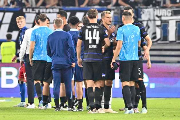 GER; 2. FBL,, Hamburger SV vs Hertha BSC 10.08.2024, Volksparkstadion, Hamburg, GER; 2. FBL, Hamburger SV vs Hertha BSC im Bild die Mannschaft von Hertha enttaeuscht nach dem Spiel