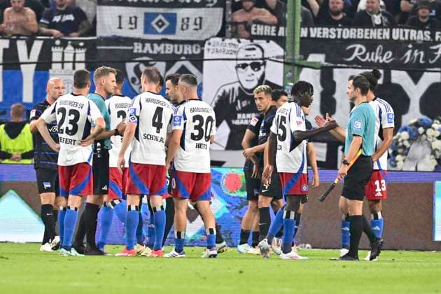 GER; 2. FBL,, Hamburger SV vs Hertha BSC 10.08.2024, Volksparkstadion, Hamburg, GER; 2. FBL, Hamburger SV vs Hertha BSC im Bild die Mannschaft des HSV enttaeuscht nach dem Spiel