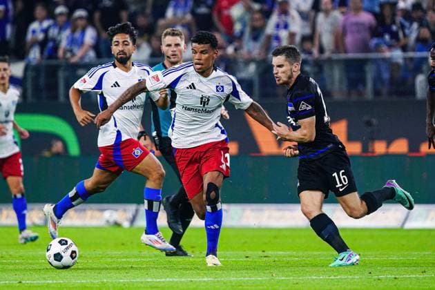 Ransford-Yeboah Koenigsdoerffer (Hamburger SV, 11), Jonjoe Kenny (Hertha BSC, 16) GER, Hamburger SV vs. Hertha BSC, Fussball, 2. Bundesliga, Spieltag 2, Saison 2024 2025, 10.08.2024 DFL REGULATIONS PROHIBIT ANY USE OF PHOTOGRAPHS AS IMAGE SEQUENCES AND OR QUASI-VIDEO GER, Hamburger SV vs. Hertha BSC, Fussball, 2. Bundesliga, Spieltag 2, Saison 2024 2025, 10.08.2024 Hamburg