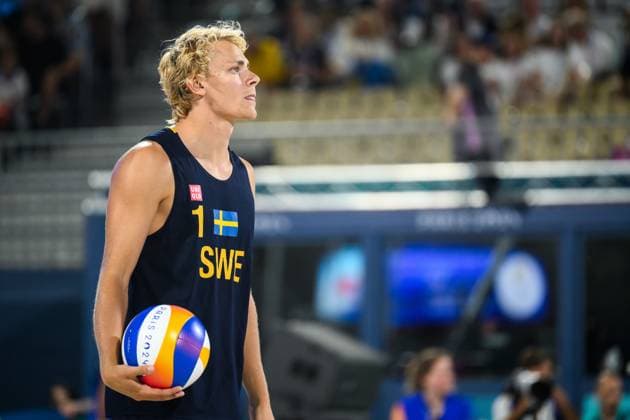 240810 David Ahman of Sweden ahead of men s Beach volleyball, Beachvolleyball final between Sweden and Germany during day 15 of the Paris 2024 Olympic Games, Olympische Spiele, Olympia, OS on August 10, 2024 in Paris. Photo: Ludvig Thunman BILDBYRAN kod LT LT0671 beachvolleyboll beach volleyball sandvolleyball olympic games olympics os ol olympiska spel olympiske leker paris 2024 paris-os paris-ol 15 bbeng final os-final olympic final Copyright: LUDVIGxTHUNMAN BB240810LT154