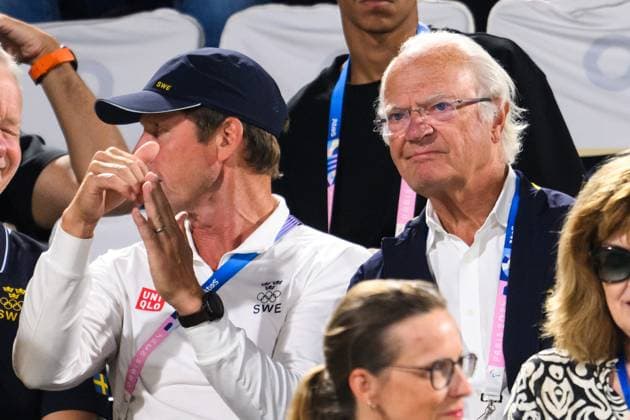 240810 King Carl XVI Gustaf of Sweden in the stands ahead of men s Beach volleyball, Beachvolleyball final between Sweden and Germany during day 15 of the Paris 2024 Olympic Games, Olympische Spiele, Olympia, OS on August 10, 2024 in Paris. Photo: Ludvig Thunman BILDBYRAN kod LT LT0671 beachvolleyboll beach volleyball sandvolleyball olympic games olympics os ol olympiska spel olympiske leker paris 2024 paris-os paris-ol 15 bbeng final os-final olympic final Copyright: LUDVIGxTHUNMAN BB240810LT155