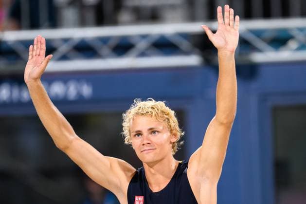 240810 David Ahman of Sweden ahead of men s Beach volleyball, Beachvolleyball final between Sweden and Germany during day 15 of the Paris 2024 Olympic Games, Olympische Spiele, Olympia, OS on August 10, 2024 in Paris. Photo: Ludvig Thunman BILDBYRAN kod LT LT0671 beachvolleyboll beach volleyball sandvolleyball olympic games olympics os ol olympiska spel olympiske leker paris 2024 paris-os paris-ol 15 bbeng final os-final olympic final Copyright: LUDVIGxTHUNMAN BB240810LT157