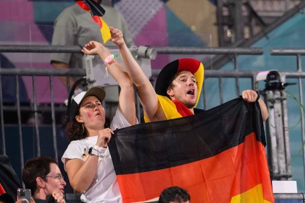 240810 Fans of Germany ahed of men s Beach volleyball, Beachvolleyball final between Sweden and Germany during day 15 of the Paris 2024 Olympic Games, Olympische Spiele, Olympia, OS on August 10, 2024 in Paris. Photo: Ludvig Thunman BILDBYRAN kod LT LT0671 beachvolleyboll beach volleyball sandvolleyball olympic games olympics os ol olympiska spel olympiske leker paris 2024 paris-os paris-ol 15 bbeng final os-final olympic final publik Copyright: LUDVIGxTHUNMAN BB240810LT160
