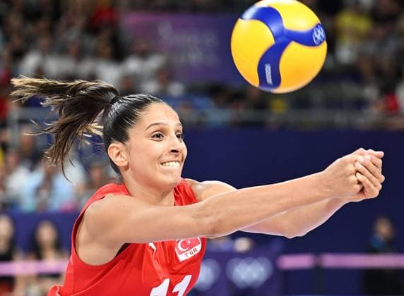 (240810) -- PARIS, Aug. 10, 2024 -- Derya Cebecioglu of T¨¹rkiye makes a save during volleyball women s bronze medal match between Brazil and T¨¹rkiye at Paris 2024 Olympic Games, Olympische Spiele, Olympia, OS in Paris, France, on Aug. 10, 2024. ) (PARIS2024) FRANCE-PARIS-OLY-VOLLEYBALL LiuxDawei 