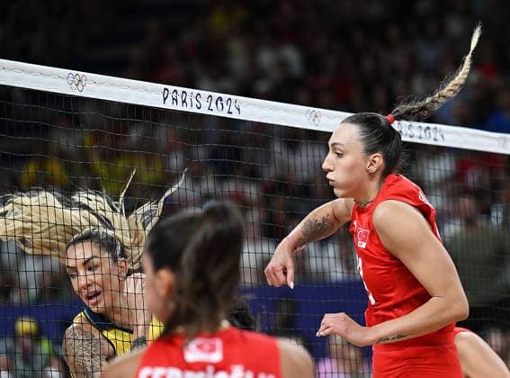 (240810) -- PARIS, Aug. 10, 2024 -- Asli Kalac (R) of T¨¹rkiye spikes the ball during volleyball women s bronze medal match between Brazil and T¨¹rkiye at Paris 2024 Olympic Games, Olympische Spiele, Olympia, OS in Paris, France, on Aug. 10, 2024. ) (PARIS2024) FRANCE-PARIS-OLY-VOLLEYBALL LiuxDawei 