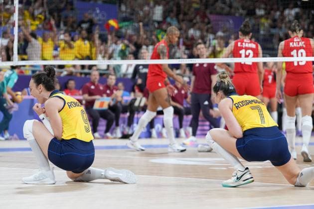 (240810) -- PARIS, Aug. 10, 2024 -- Roberta Silva Ratzke (L front) of Brazil celebrates with teammate Rosamaria Montibeller after scoring during volleyball women s bronze medal match between Brazil and T¨¹rkiye at Paris 2024 Olympic Games, Olympische Spiele, Olympia, OS in Paris, France, on Aug. 10, 2024. ) (PARIS2024) FRANCE-PARIS-OLY-VOLLEYBALL JuxHuanzong 