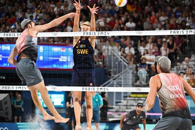 PARIS, FRANKRIKE 20240810 Sveriges David Ahman ( 1) och Jonatan Hellvig ( 2) möter Tysklands Clemens Wickler och Nils Ehlers i herrarnas final i beachvolleyboll pa Eiffel Tower - Centre Court, under sommar-OS i Paris.
