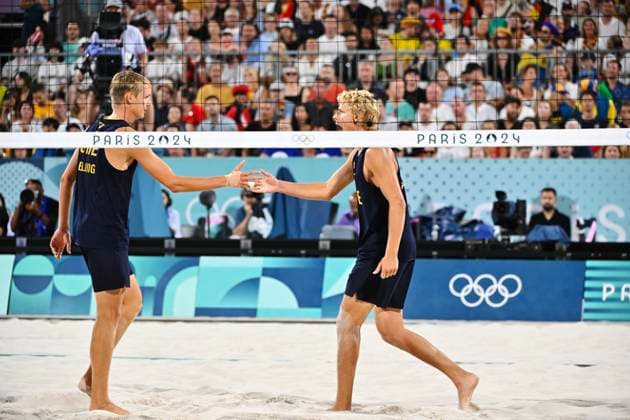 PARIS, FRANKRIKE 20240810 Sveriges David Ahman ( 1) och Jonatan Hellvig ( 2) möter Tysklands Clemens Wickler och Nils Ehlers i herrarnas final i beachvolleyboll pa Eiffel Tower - Centre Court, under sommar-OS i Paris.