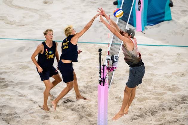 240810 Jonatan Hellvig and David Ahman of Sweden against Nils Ehlers of Germany in men s Beach volleyball, Beachvolleyball final between Sweden and Germany during day 15 of the Paris 2024 Olympic Games, Olympische Spiele, Olympia, OS on August 10, 2024 in Paris. Photo: Joel Marklund BILDBYRAN kod JM LT0671 beachvolleyboll beach volleyball sandvolleyball olympic games olympics os ol olympiska spel olympiske leker paris 2024 paris-os paris-ol 15 bbeng final os-final olympic final Copyright: JOELxMARKLUND BB240810JM061