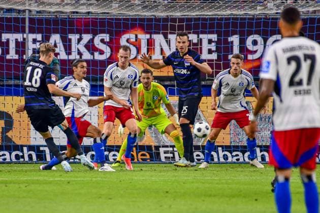 kurz vor dem 1:1 Guilherme Ramos Schonlau Sebastian Heuer Fernandes Daniel Miro Muheim ( HSV ) 18 Luca Schuler 25 Haris Tabakovic ( Hertha ) Deutschland , Hamburg , Volksparkstadion , Fussball , 2 Bundesliga , Hamburger SV - Hertha BSC Berlin