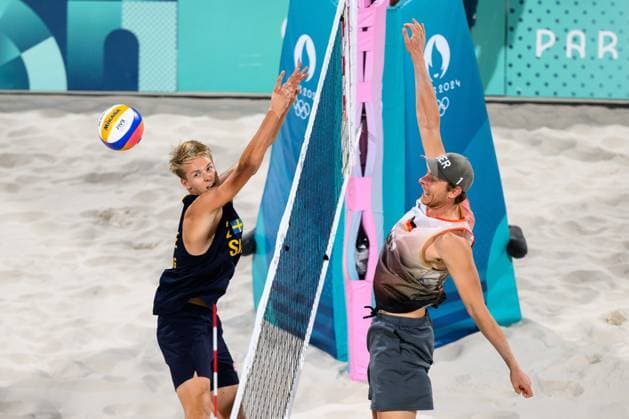 240810 Jonatan Hellvig of Sweden and Nils Ehlers of Germany in men s Beach volleyball, Beachvolleyball final between Sweden and Germany during day 15 of the Paris 2024 Olympic Games, Olympische Spiele, Olympia, OS on August 10, 2024 in Paris. Photo: Joel Marklund BILDBYRAN kod JM LT0671 beachvolleyboll beach volleyball sandvolleyball olympic games olympics os ol olympiska spel olympiske leker paris 2024 paris-os paris-ol 15 bbeng final os-final olympic final Copyright: JOELxMARKLUND BB240810JM062