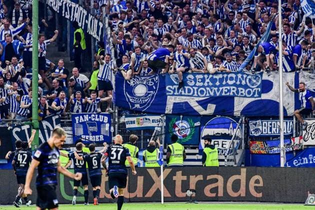 1:1 durch 16 Jonjoe Kenny ( verdeckt ) 42 Deyovaisio Zeefuik 10 Ibrahim Maza Diego Demme 37 Toni Leistner ( Hertha ) jubeln vor dem Fanblock Deutschland , Hamburg , Volksparkstadion , Fussball , 2 Bundesliga , Hamburger SV - Hertha BSC Berlin