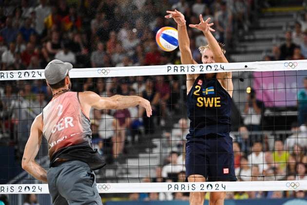 PARIS, FRANKRIKE 20240810 Sveriges David Ahman ( 1) och Jonatan Hellvig ( 2) möter Tysklands Clemens Wickler och Nils Ehlers i herrarnas final i beachvolleyboll pa Eiffel Tower - Centre Court, under sommar-OS i Paris.