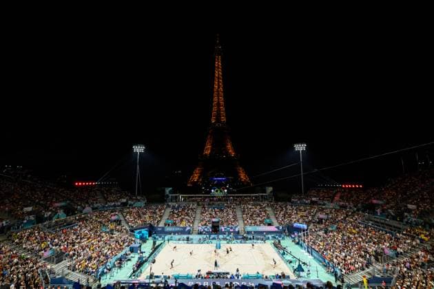 240810 General view of Eiffel Tower Stadium during men s Beach volleyball, Beachvolleyball final between Sweden and Germany during day 15 of the Paris 2024 Olympic Games, Olympische Spiele, Olympia, OS on August 10, 2024 in Paris. Photo: Joel Marklund BILDBYRAN kod JM LT0671 beachvolleyboll beach volleyball sandvolleyball olympic games olympics os ol olympiska spel olympiske leker paris 2024 paris-os paris-ol 15 bbeng final os-final olympic final arena Copyright: JOELxMARKLUND BB240810JM065