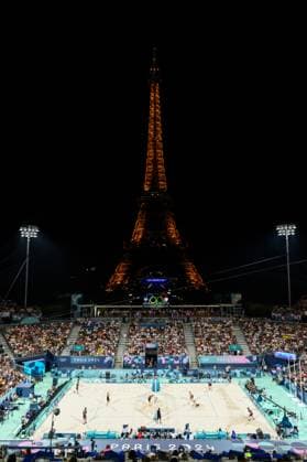 240810 General view of Eiffel Tower Stadium during men s Beach volleyball, Beachvolleyball final between Sweden and Germany during day 15 of the Paris 2024 Olympic Games, Olympische Spiele, Olympia, OS on August 10, 2024 in Paris. Photo: Joel Marklund BILDBYRAN kod JM LT0671 beachvolleyboll beach volleyball sandvolleyball olympic games olympics os ol olympiska spel olympiske leker paris 2024 paris-os paris-ol 15 bbeng final os-final olympic final arena Copyright: JOELxMARKLUND BB240810JM067
