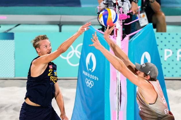 240810 Jonatan Hellvig of Sweden and Nils Ehlers of Germany in men s Beach volleyball, Beachvolleyball final between Sweden and Germany during day 15 of the Paris 2024 Olympic Games, Olympische Spiele, Olympia, OS on August 10, 2024 in Paris. Photo: Joel Marklund BILDBYRAN kod JM LT0671 beachvolleyboll beach volleyball sandvolleyball olympic games olympics os ol olympiska spel olympiske leker paris 2024 paris-os paris-ol 15 bbeng final os-final olympic final Copyright: JOELxMARKLUND BB240810JM073