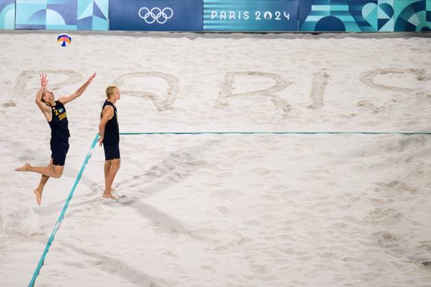 240810 Jonatan Hellvig and David Ahman of Sweden in men s Beach volleyball, Beachvolleyball final between Sweden and Germany during day 15 of the Paris 2024 Olympic Games, Olympische Spiele, Olympia, OS on August 10, 2024 in Paris. Photo: Joel Marklund BILDBYRAN kod JM LT0671 beachvolleyboll beach volleyball sandvolleyball olympic games olympics os ol olympiska spel olympiske leker paris 2024 paris-os paris-ol 15 bbeng final os-final olympic final Copyright: JOELxMARKLUND BB240810JM078
