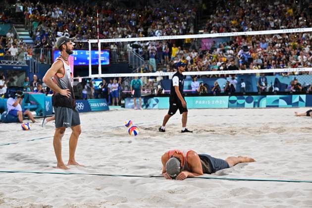 PARIS, FRANKRIKE 20240810 Sveriges David Ahman ( 1) och Jonatan Hellvig ( 2) vinner guld i mötet mot Tysklands Clemens Wickler och Nils Ehlers i herrarnas final i beachvolleyboll pa Eiffel Tower - Centre Court, under sommar-OS i Paris.