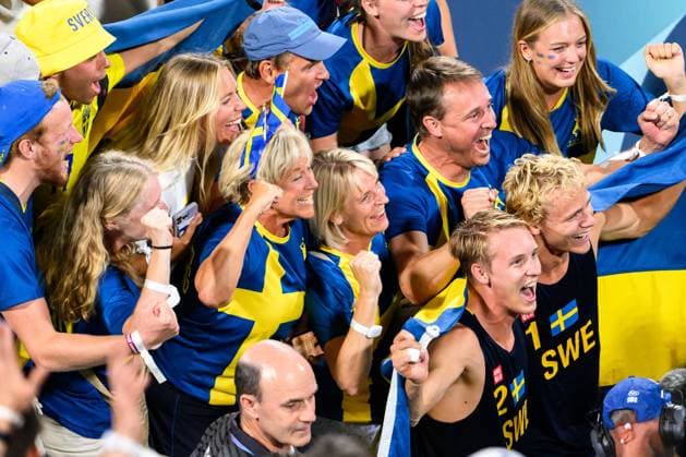 240810 Jonatan Hellvig and David Ahman of Sweden celebrate with fans after men s Beach volleyball, Beachvolleyball final between Sweden and Germany during day 15 of the Paris 2024 Olympic Games, Olympische Spiele, Olympia, OS on August 10, 2024 in Paris. Photo: Joel Marklund BILDBYRAN kod JM LT0671 beachvolleyboll beach volleyball sandvolleyball olympic games olympics os ol olympiska spel olympiske leker paris 2024 paris-os paris-ol 15 bbeng final os-final olympic final jubel publik Copyright: JOELxMARKLUND BB240810JM080
