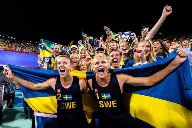 240810 Jonatan Hellvig and David Ahman of Sweden celebrate after men s Beach volleyball, Beachvolleyball final between Sweden and Germany during day 15 of the Paris 2024 Olympic Games, Olympische Spiele, Olympia, OS on August 10, 2024 in Paris. Photo: Ludvig Thunman BILDBYRAN kod LT LT0671 beachvolleyboll beach volleyball sandvolleyball olympic games olympics os ol olympiska spel olympiske leker paris 2024 paris-os paris-ol 15 bbeng final os-final olympic final jubel Copyright: LUDVIGxTHUNMAN BB240810LT182