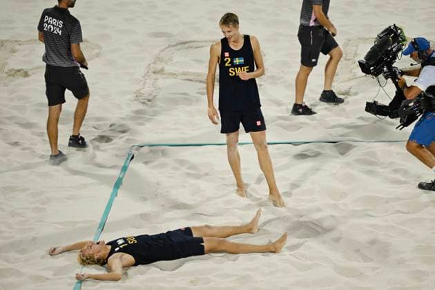PARIS, FRANKRIKE 20240810 Sveriges David Ahman ( 1) och Jonatan Hellvig ( 2) vinner guld i mötet mot Tysklands Clemens Wickler och Nils Ehlers i herrarnas final i beachvolleyboll pa Eiffel Tower - Centre Court, under sommar-OS i Paris.