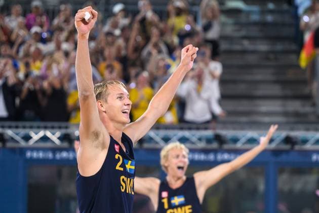240810 Jonatan Hellvig of Sweden celebrates after men s Beach volleyball, Beachvolleyball final between Sweden and Germany during day 15 of the Paris 2024 Olympic Games, Olympische Spiele, Olympia, OS on August 10, 2024 in Paris. Photo: Ludvig Thunman BILDBYRAN kod LT LT0671 beachvolleyboll beach volleyball sandvolleyball olympic games olympics os ol olympiska spel olympiske leker paris 2024 paris-os paris-ol 15 bbeng final os-final olympic final jubel Copyright: LUDVIGxTHUNMAN BB240810LT183