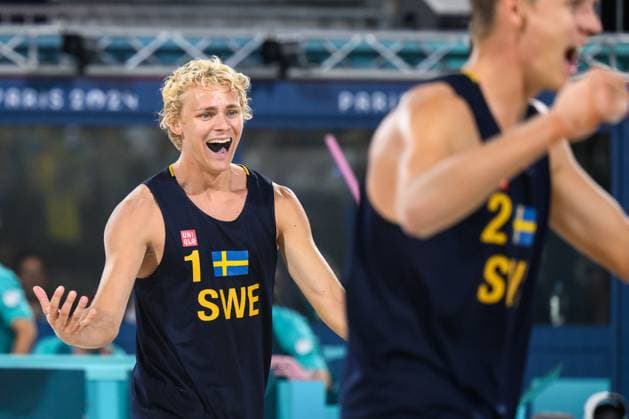 240810 David Ahman of Sweden celebrates after men s Beach volleyball, Beachvolleyball final between Sweden and Germany during day 15 of the Paris 2024 Olympic Games, Olympische Spiele, Olympia, OS on August 10, 2024 in Paris. Photo: Ludvig Thunman BILDBYRAN kod LT LT0671 beachvolleyboll beach volleyball sandvolleyball olympic games olympics os ol olympiska spel olympiske leker paris 2024 paris-os paris-ol 15 bbeng final os-final olympic final jubel Copyright: LUDVIGxTHUNMAN BB240810LT184