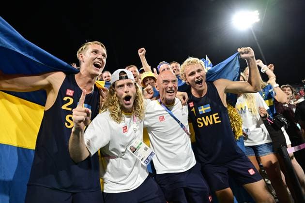 PARIS, FRANKRIKE 20240810 Sveriges David Ahman ( 1) och Jonatan Hellvig ( 2) vinner guld i mötet mot Tysklands Clemens Wickler och Nils Ehlers i herrarnas final i beachvolleyboll pa Eiffel Tower - Centre Court, under sommar-OS i Paris.
