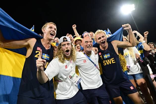PARIS, FRANKRIKE 20240810 Sveriges David Ahman ( 1) och Jonatan Hellvig ( 2) vinner guld i mötet mot Tysklands Clemens Wickler och Nils Ehlers i herrarnas final i beachvolleyboll pa Eiffel Tower - Centre Court, under sommar-OS i Paris.