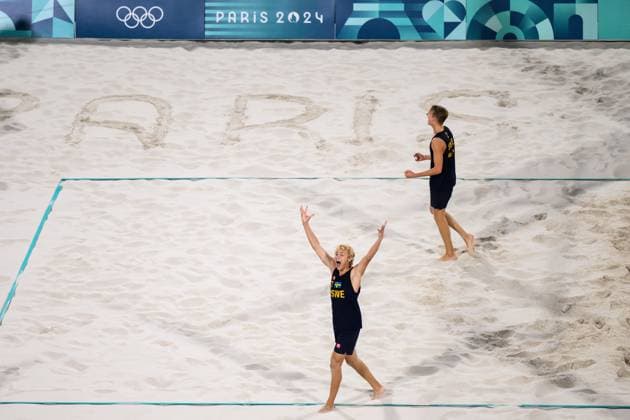 240810 David Ahman and Jonatan Hellvig of Sweden celebrate after men s Beach volleyball, Beachvolleyball final between Sweden and Germany during day 15 of the Paris 2024 Olympic Games, Olympische Spiele, Olympia, OS on August 10, 2024 in Paris. Photo: Joel Marklund BILDBYRAN kod JM LT0671 beachvolleyboll beach volleyball sandvolleyball olympic games olympics os ol olympiska spel olympiske leker paris 2024 paris-os paris-ol 15 bbeng final os-final olympic final jubel Copyright: JOELxMARKLUND BB240810JM085