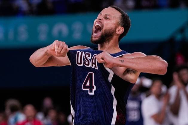 PARIS, FRANCE - AUGUST 10: Stephen Curry of United States celebrates during the Men s Gold Medal Game, Game 50, match between France and United States on day fifteen of the Olympic Games, Olympische Spiele, Olympia, OS Paris 2024 at Bercy Arena on August 10, 2024 in Paris, France. Paris Bercy Arena France *** PARIS, FRANCE AUGUST 10 Stephen Curry of United States celebrates during the Men s Gold Medal Game, Game 50, match between France and United States on day fifteen of the Olympic Games Paris 2024 at Bercy Arena on August 10, 2024 in Paris, France Paris Bercy Arena France Copyright: xJustPictures.ch JarixPestelaccix jp-en-EuSpIm-_JPH7593-20240810