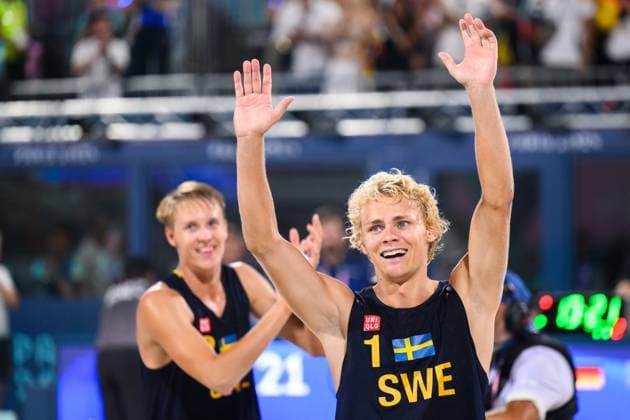 240810 David Ahman of Sweden celebrates after men s Beach volleyball, Beachvolleyball final between Sweden and Germany during day 15 of the Paris 2024 Olympic Games, Olympische Spiele, Olympia, OS on August 10, 2024 in Paris. Photo: Ludvig Thunman BILDBYRAN kod LT LT0671 beachvolleyboll beach volleyball sandvolleyball olympic games olympics os ol olympiska spel olympiske leker paris 2024 paris-os paris-ol 15 bbeng final os-final olympic final jubel Copyright: LUDVIGxTHUNMAN BB240810LT188