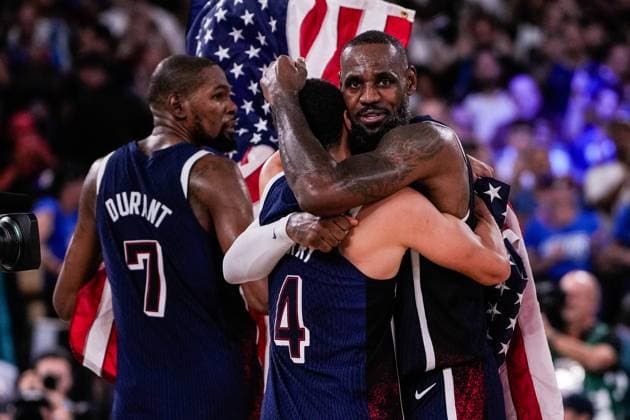 Bilder des Jahres 2024, Sport 08 August Sport Themen der Woche KW32 Sport Bilder des Tages PARIS, FRANCE - AUGUST 10: Lebron James of United States R) celebrates the Gold Medal with Stephen Curry of United States L) during the Men s Gold Medal Game, Game 50, match between France and United States on day fifteen of the Olympic Games, Olympische Spiele, Olympia, OS Paris 2024 at Bercy Arena on August 10, 2024 in Paris, France. Paris Bercy Arena France *** PARIS, FRANCE AUGUST 10 Lebron James of United States R celebrates the Gold Medal with Stephen Curry of United States L during the Men s Gold Medal Game, Game 50, match between France and United States on day fifteen of the Olympic Games Paris 2024 at Bercy Arena on August 10, 2024 in Paris, France Paris Bercy Arena France Copyright: xJustPictures.ch JarixPestelaccix jp-en-EuSpIm-_JPH7833-20240810