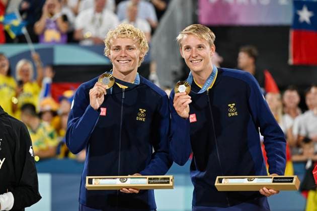 PARIS, FRANKRIKE 20240810 Sveriges David Ahman och Jonatan Hellvig tar emot sina guldmedaljer efter herrarnas final i beachvolleyboll pa Eiffel Tower - Centre Court, under sommar-OS i Paris.
