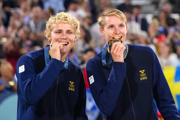 240810 David Ahman and Jonatan Hellvig of Sweden celebrate with their gold medals after men s Beach volleyball, Beachvolleyball final between Sweden and Germany during day 15 of the Paris 2024 Olympic Games, Olympische Spiele, Olympia, OS on August 10, 2024 in Paris. Photo: Ludvig Thunman BILDBYRAN kod LT LT0671 beachvolleyboll beach volleyball sandvolleyball olympic games olympics os ol olympiska spel olympiske leker paris 2024 paris-os paris-ol 15 bbeng final os-final olympic final jubel Copyright: LUDVIGxTHUNMAN BB240810LT199
