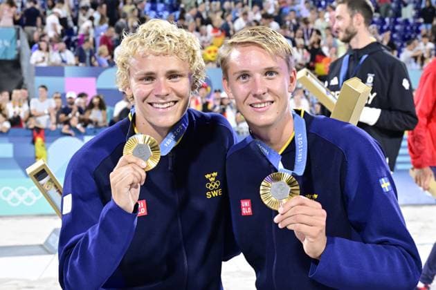 PARIS, FRANKRIKE 20240810 Sveriges David Ahman och Jonatan Hellvig med sina guldmedaljer efter herrarnas final i beachvolleyboll pa Eiffel Tower - Centre Court, under sommar-OS i Paris.