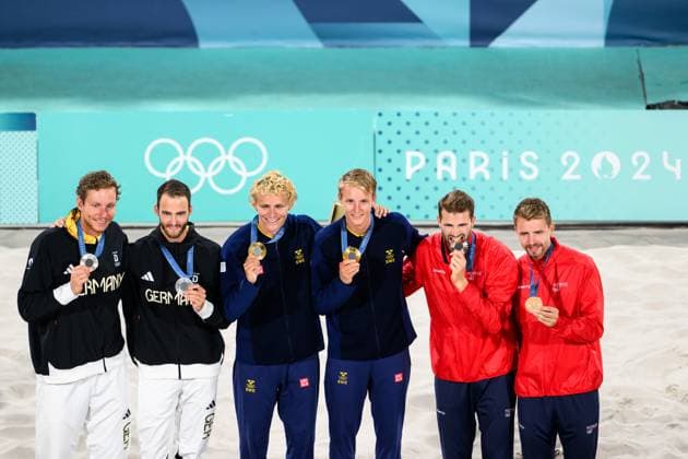 240810 Clemens Wickler and Nils Ehlers of Germany, David Ahman and Jonatan Hellvig of Sweden and Anders Mol and Christian Sorum of Norway on the podium after men s Beach volleyball, Beachvolleyball final between Sweden and Germany during day 15 of the Paris 2024 Olympic Games, Olympische Spiele, Olympia, OS on August 10, 2024 in Paris. Photo: Ludvig Thunman BILDBYRAN kod LT LT0671 beachvolleyboll beach volleyball sandvolleyball olympic games olympics os ol olympiska spel olympiske leker paris 2024 paris-os paris-ol 15 bbeng final os-final olympic final jubel Copyright: LUDVIGxTHUNMAN BB240810LT200