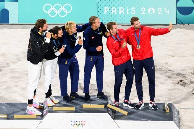 240810 Clemens Wickler and Nils Ehlers of Germany, David Ahman and Jonatan Hellvig of Sweden and Anders Mol and Christian Sorum of Norway on the podium after men s Beach volleyball, Beachvolleyball final between Sweden and Germany during day 15 of the Paris 2024 Olympic Games, Olympische Spiele, Olympia, OS on August 10, 2024 in Paris. Photo: Ludvig Thunman BILDBYRAN kod LT LT0671 beachvolleyboll beach volleyball sandvolleyball olympic games olympics os ol olympiska spel olympiske leker paris 2024 paris-os paris-ol 15 bbeng final os-final olympic final jubel Copyright: LUDVIGxTHUNMAN BB240810LT201