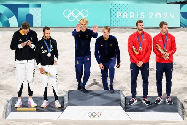 240810 Clemens Wickler and Nils Ehlers of Germany, David Ahman and Jonatan Hellvig of Sweden and Anders Mol and Christian Sorum of Norway on the podium after men s Beach volleyball, Beachvolleyball final between Sweden and Germany during day 15 of the Paris 2024 Olympic Games, Olympische Spiele, Olympia, OS on August 10, 2024 in Paris. Photo: Ludvig Thunman BILDBYRAN kod LT LT0671 beachvolleyboll beach volleyball sandvolleyball olympic games olympics os ol olympiska spel olympiske leker paris 2024 paris-os paris-ol 15 bbeng final os-final olympic final Copyright: LUDVIGxTHUNMAN BB240810LT204