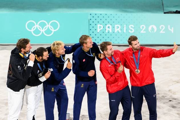 240810 Clemens Wickler and Nils Ehlers of Germany, David Ahman and Jonatan Hellvig of Sweden and Anders Mol and Christian Sorum of Norway on the podium after men s Beach volleyball, Beachvolleyball final between Sweden and Germany during day 15 of the Paris 2024 Olympic Games, Olympische Spiele, Olympia, OS on August 10, 2024 in Paris. Photo: Ludvig Thunman BILDBYRAN kod LT LT0671 beachvolleyboll beach volleyball sandvolleyball olympic games olympics os ol olympiska spel olympiske leker paris 2024 paris-os paris-ol 15 bbeng final os-final olympic final jubel Copyright: LUDVIGxTHUNMAN BB240810LT205