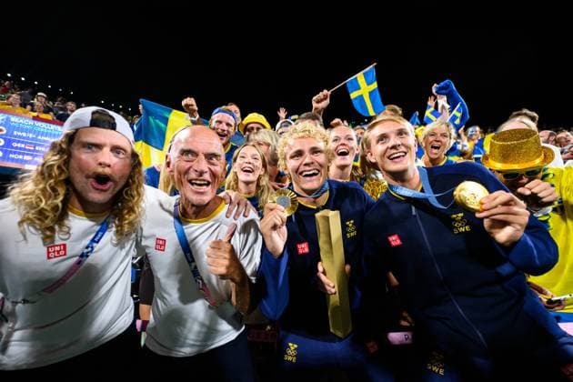 240810 David Ahman and Jonatan Hellvig celebrate with their coaches Rasmus Jonsson and Anders Kristiansson after men s Beach volleyball, Beachvolleyball final between Sweden and Germany during day 15 of the Paris 2024 Olympic Games, Olympische Spiele, Olympia, OS on August 10, 2024 in Paris. Photo: Ludvig Thunman BILDBYRAN kod LT LT0671 beachvolleyboll beach volleyball sandvolleyball olympic games olympics os ol olympiska spel olympiske leker paris 2024 paris-os paris-ol 15 bbeng final os-final olympic final Copyright: LUDVIGxTHUNMAN BB240810LT208