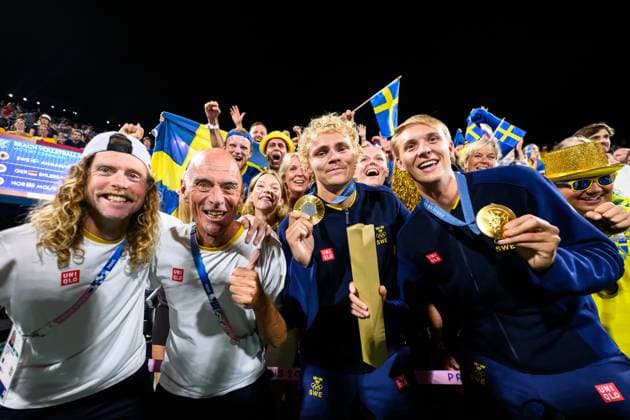 240810 David Ahman and Jonatan Hellvig celebrate with their coaches Rasmus Jonsson and Anders Kristiansson after men s Beach volleyball, Beachvolleyball final between Sweden and Germany during day 15 of the Paris 2024 Olympic Games, Olympische Spiele, Olympia, OS on August 10, 2024 in Paris. Photo: Ludvig Thunman BILDBYRAN kod LT LT0671 beachvolleyboll beach volleyball sandvolleyball olympic games olympics os ol olympiska spel olympiske leker paris 2024 paris-os paris-ol 15 bbeng final os-final olympic final Copyright: LUDVIGxTHUNMAN BB240810LT209